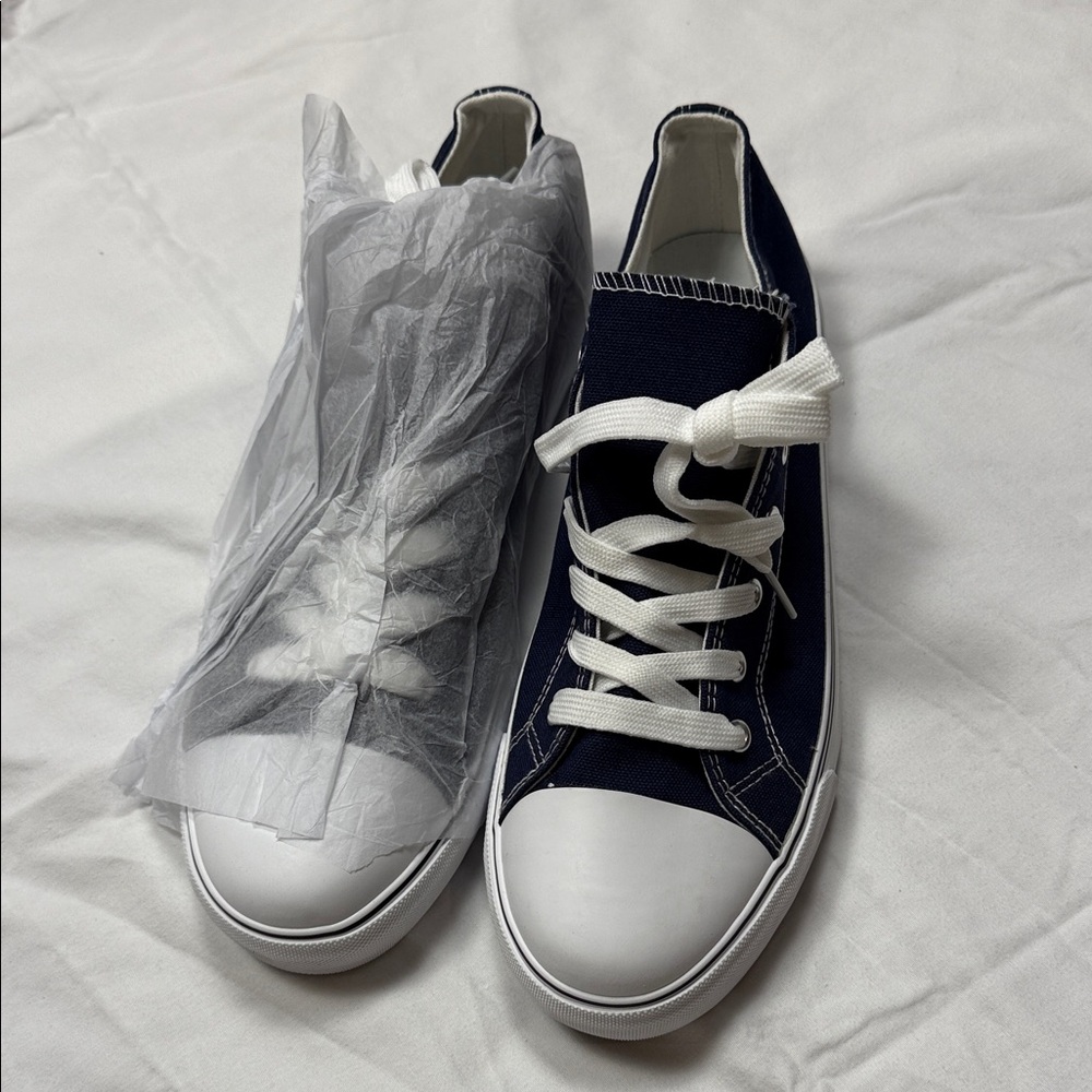 Bought on Amazon Navy and White Men's Sneakers size 12 like chucks nwt
